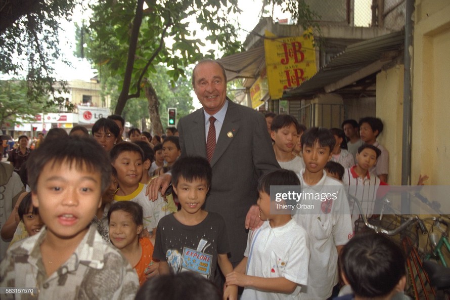 Tổng thống Pháp Jacques Chirac với trẻ em Hà Nội trong chuyến thăm năm 1997. (Ảnh: Getty Images)