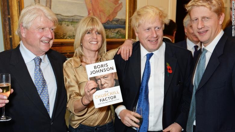Bà Rachel Johnson (thứ hai từ trái sang), chụp ảnh cùng anh trai Boris và Jo năm 2014. (Ảnh: CNN)