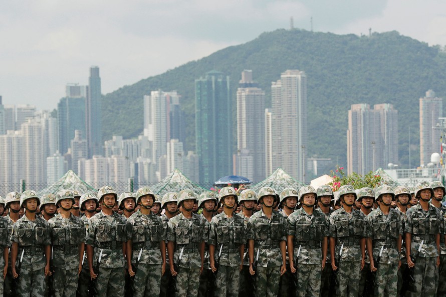 Lực lượng đồn trú ở Hong Kong tham dự một sự kiện kỷ niệm hồi tháng 6. (Ảnh: Reuters)