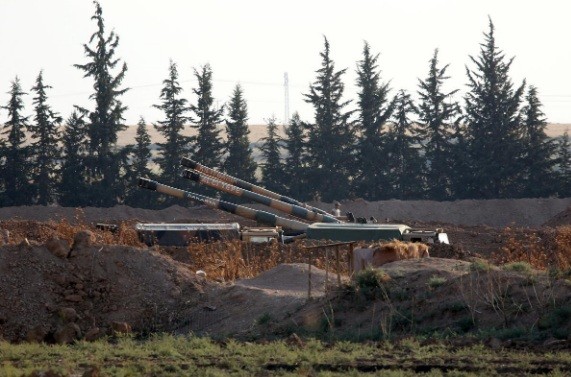Đại bác của Thổ Nhĩ Kỳ được đặt ở biên giới và hướng sang Syria. (Ảnh: Reuters)