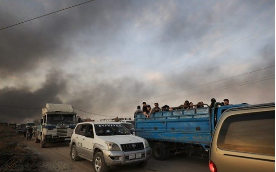 Nhiều dân thường sơ tán khi khói bay lên từ biên giới Syria - Thổ Nhĩ Kỳ. (Ảnh: BBC)