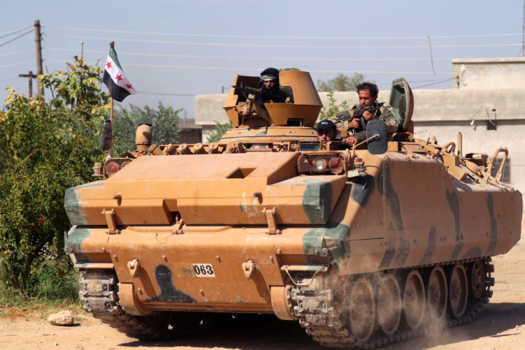 Lực lượng được Thổ Nhĩ Kỳ hậu thuẫn đang tiến vào thị trấn miền đông bắc Syria. (Ảnh: Reuters)