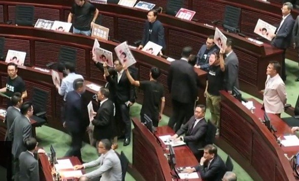 Quang cảnh hỗn loạn trong cuộc họp của cơ quan lập pháp Hong Kong hôm nay. (Ảnh BBC)