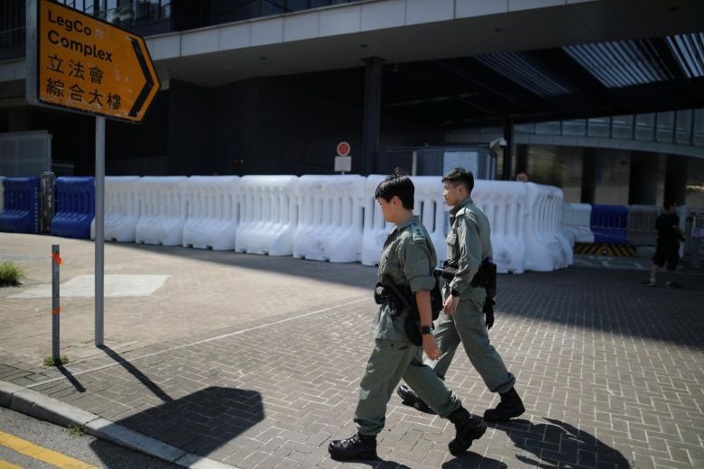 Cảnh sát Hong Kong đi tuần bên ngoài trụ sở Hội đồng lập pháp hôm 15/10. (Ảnh: Reuters)