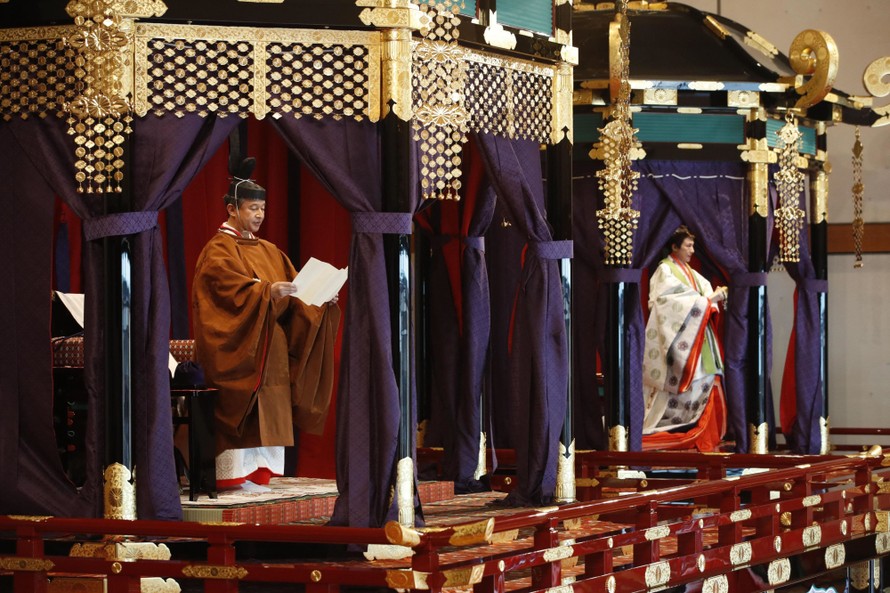 Nhà vua Nhật Bản Naruhito và Hoàng hậu Masako thực hiện nghi lễ đăng quang. (Ảnh: Kyodo)