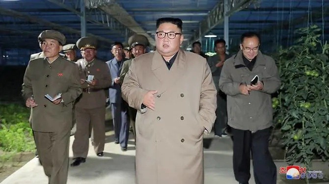 Ông Kim Jong Un đi thăm một nhà kính trồng rau ở Kyongsong. (ảnh: KNCA)