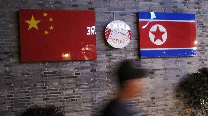 Cờ Trung Quốc và Triều Tiên được treo bên ngoài một nhà hàng Triều Tiên ở tỉnh Chiết Giang, Trung Quốc. (Ảnh: Reuters)