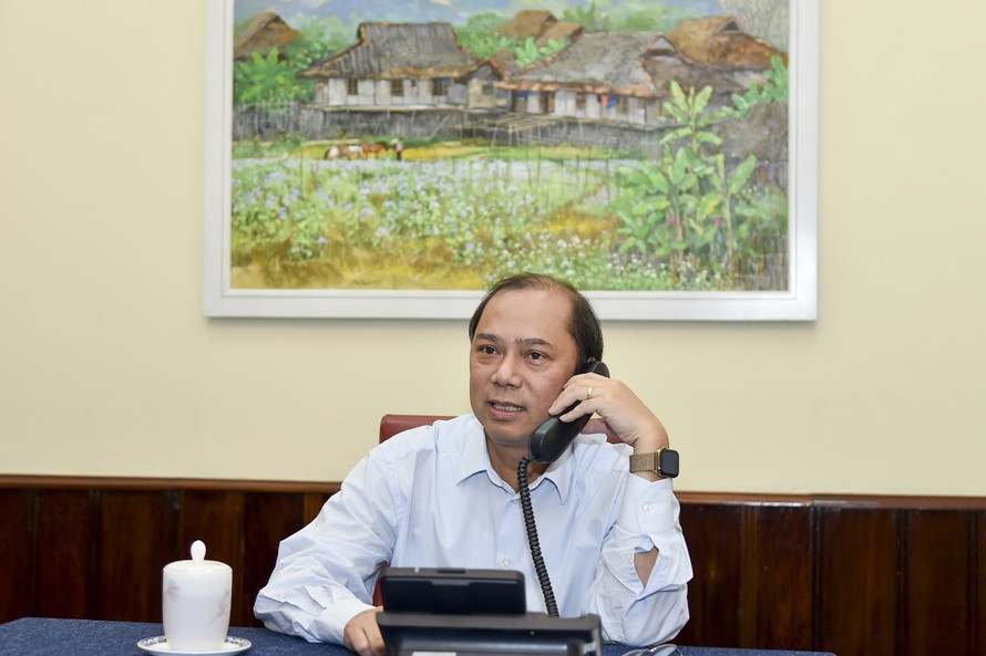 Thứ trưởng Nguyễn Quốc Dũng tại cuộc điện đàm. (ảnh: BNG)