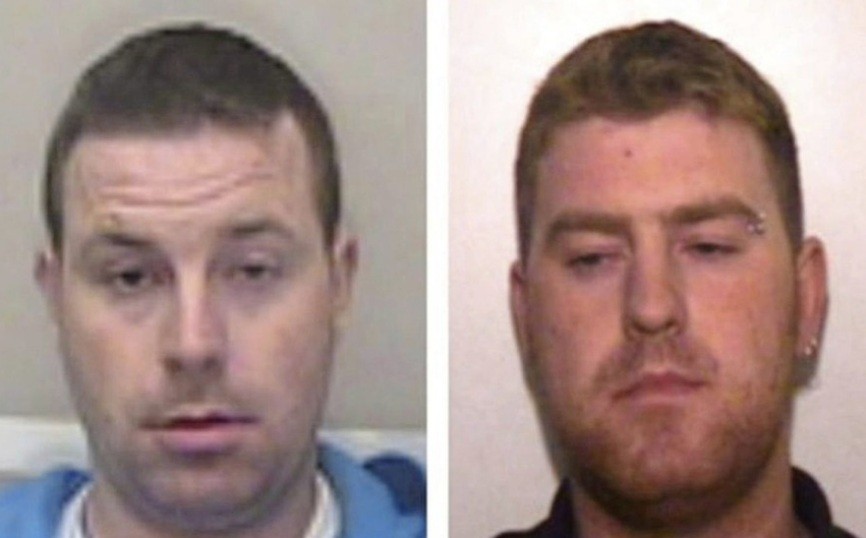 Hai đối tượng Christopher Hughes (trái) và Ronan Hughes (phải) đang bị cảnh sát truy tìm