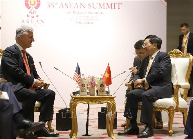 Phó Thủ tướng, Bộ trưởng Bộ Ngoại giao Phạm Bình Minh và ông Robert Charles O'Brien tại buổi tiếp. (Ảnh: TTXVN)