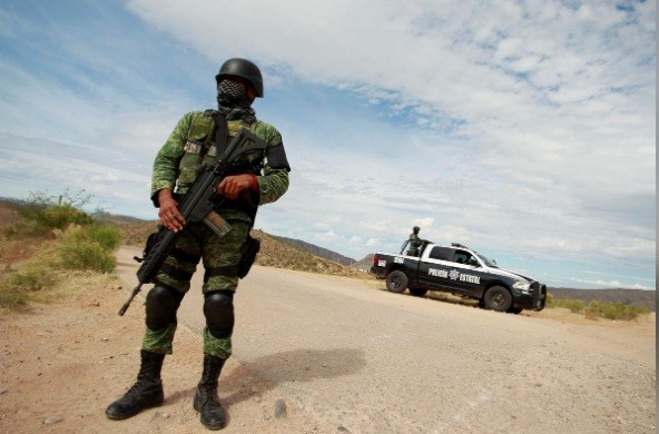 Lính Mỹ tuần tra ở khu vực gần biên giới với Mexico. (Ảnh: Reuters)