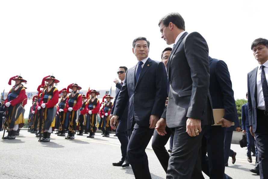 Bộ trưởng Quốc phòng Hàn Quốc Jeong Kyeong-doo (trái) đón người đồng cấp Mỹ đến thăm. (Ảnh: AP)