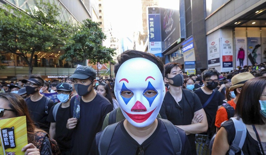 Người biểu tình Hong Kong đeo mặt nạn để tránh bị nhận dạng. (Ảnh: SCMP)