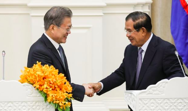 Tổng thống Hàn Quốc Moon Jae-in và Thủ tướng Campuchia Hun Sen trong cuộc gặp vào tháng 3/2019. (Ảnh: Yonhap)