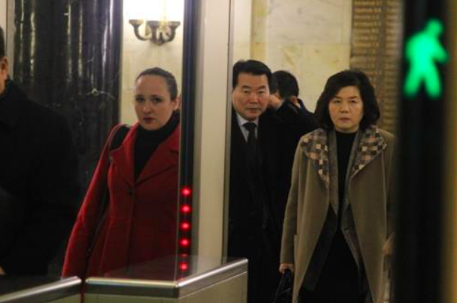 Thứ trưởng Ngoại giao Triều Tiên Choe Son-hui đi ra từ nhà khách Bộ Ngoại giao Nga hôm 22/11. (Ảnh: Yonhap)