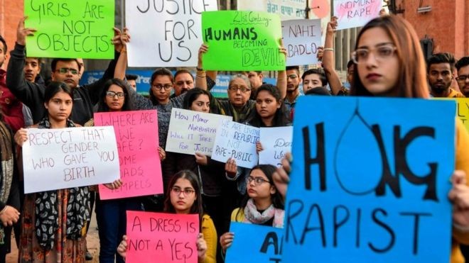 Nhiều cuộc biểu tình đang nổ ra ở Ấn Độ để lên án vụ cưỡng hiếp tập thể, sát hại dã man nữ bác sĩ thú y. (Ảnh: BBC)