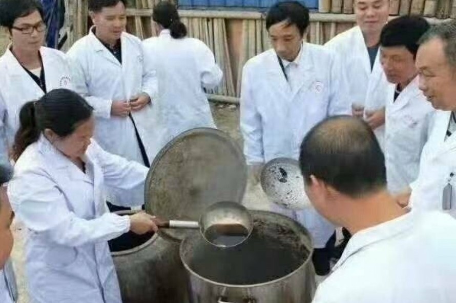 Hình ảnh các bác sĩ chế loại 'nước uống trường sinh' được đưa lên mạng xã hội. (Ảnh: Weibo)