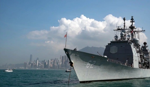 Trung Quốc vừa cấm cửa tác tàu chiến và máy bay Mỹ thăm Hong Kong. (Ảnh: Bloomberg)