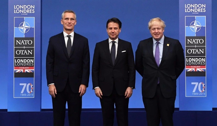 (từ trái sang) Tổng thư ký NATO Jens Stoltenberg, Thủ tướng Ý Giuseppe Conte và Thủ tướng Anh Boris Johnson tại hội nghị thượng đỉnh của NATO ngày 4/12 ở Anh. (Ảnh: EPA)
