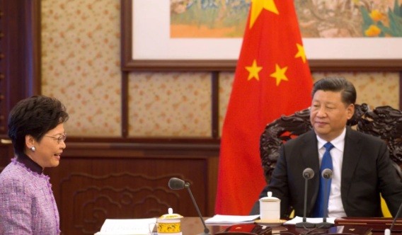 Trưởng đặc khu Hong Kong Carrie Lam trong cuộc gặp Chủ tịch Trung Quốc Tập Cận Bình vào tháng 12 năm ngoái. (Ảnh: ISD)