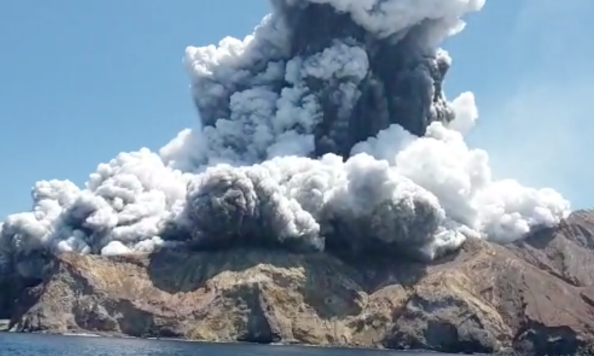 Núi lửa bất ngờ phun trào trên Đảo Trắng của New Zealand hôm 9/12