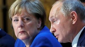 Tổng thống Nga Vladimir Putin (phái) và Thủ tướng Đức Angela Merkel 