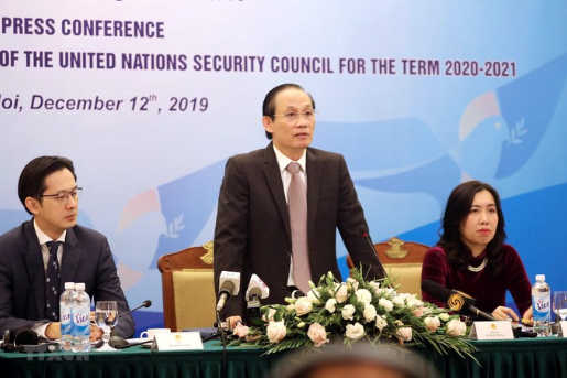 Thứ trưởng Lê Hoài Trung (giữa) trong cuộc họp báo ngày 12/12. (Ảnh: TTXVN)