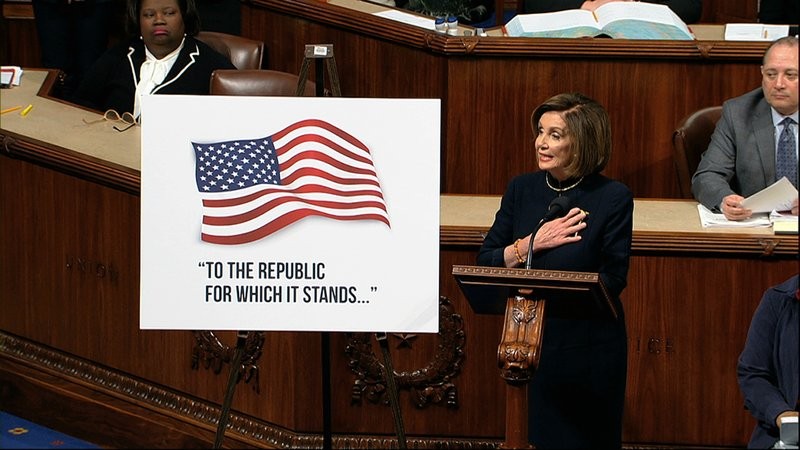 Chủ tịch Hạ viện Mỹ Nancy Pelosi phát biểu trong phiên tranh luận trước khi cuộc bỏ phiếu diễn ra. (Ảnh: AP)