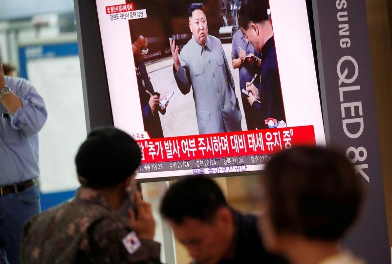 Người Hàn Quốc xem tin tức về vụ Triều Tiên phóng thử tên lửa từ tàu ngầm ngày 2/10. (Ảnh: Reuters)