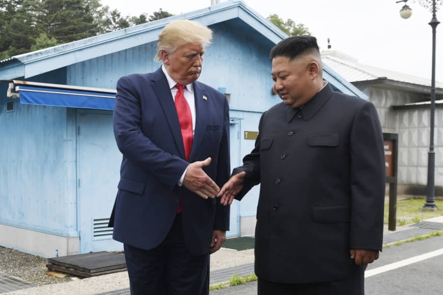 Tổng thống Mỹ Donald Trump và Chủ tịch Triều Tiên Kim Jong Un trong cuộc gặp hồi tháng 6. (Ảnh: AP)