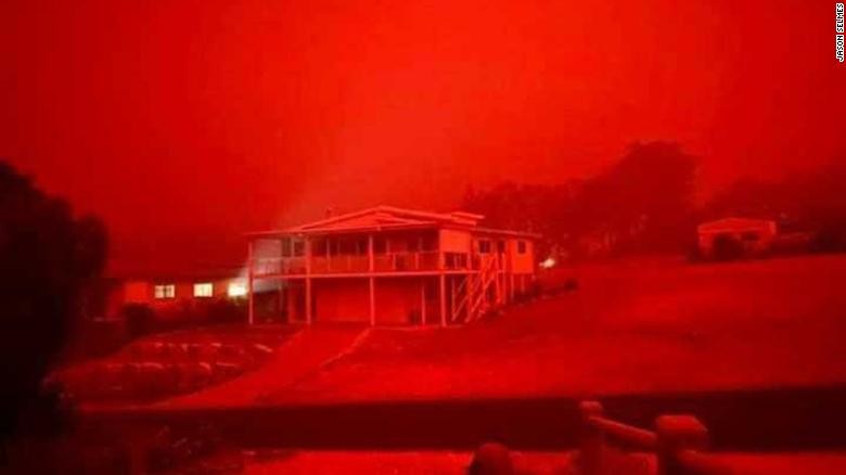 Nhiều người dân Úc phải sơ tán vì cháy rừng. (Ảnh: CNN)