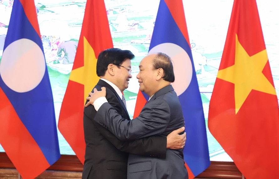 Thủ tướng Nguyễn Xuân Phúc đón Thủ tướng Lào Thongloun Sisoulith. (Ảnh: Như Ý)
