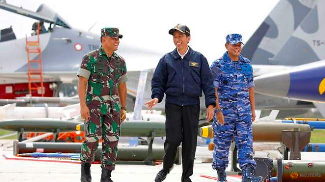Tổng thống Joko Widodo (giữa) trong chuyến thị sát cuộc diễn tập quân sự ở quần đảo Natura vào tháng 10/2016. (Ảnh: Reuters)