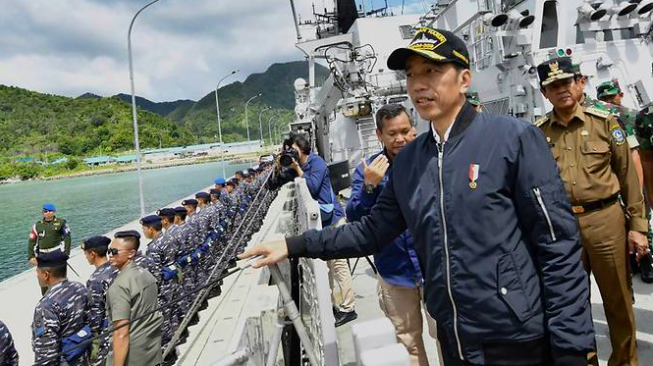 Ông Widodo ra thăm đảo ở vùng biển nơi các tàu Trung Quốc không chịu rời đi