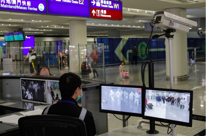 Nhiều nước đang tăng cường kiểm tra thân nhiệt của hành khách đi máy bay vì sợ nguy cơ dịch bệnh mới lan từ Trung Quốc. (Ảnh: AP)