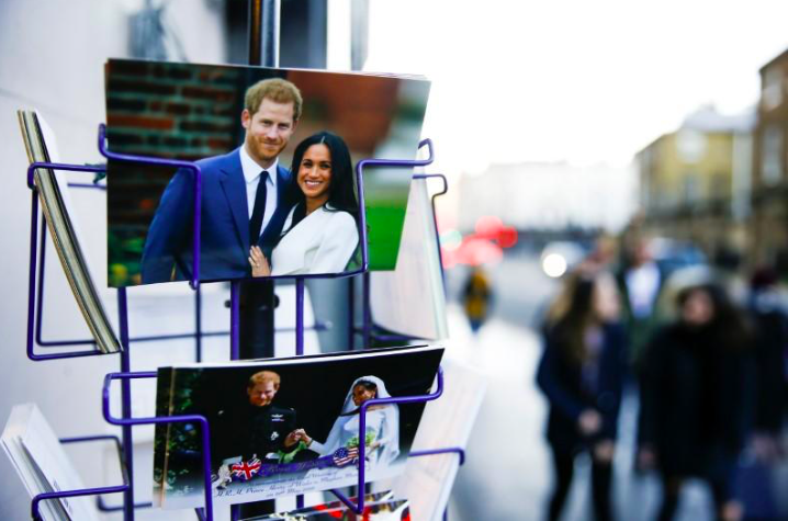 Hình Hoàng tử Harry và Công nương Meghan tại một quầy bán đồ lưu niệm ở London. (Ảnh: Reuters)