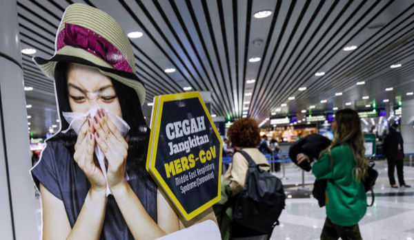 Một poster về dịch do virus corona gây ra đặt tại sân bay quốc tế Kuala Lumpur. (Ảnh: EPA)