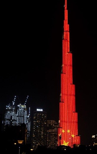 Tháp Burj Khalifa trong màu cờ Trung Quốc