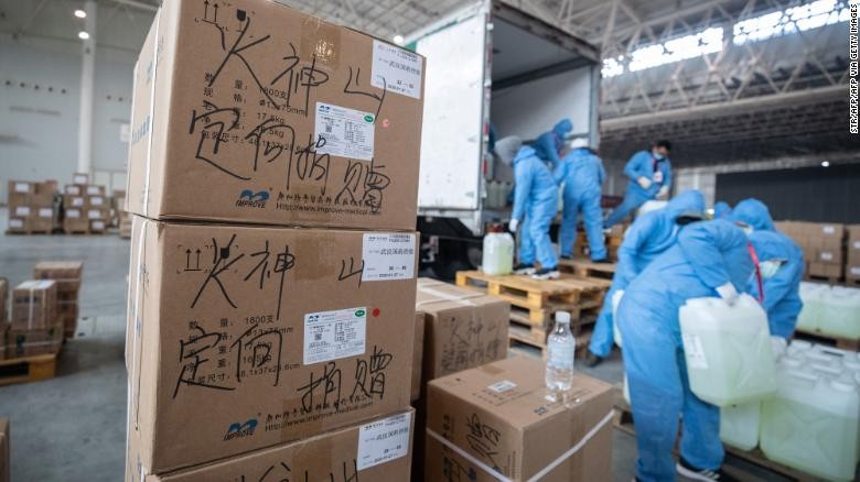 Các nhân viên và tình nguyện viên vận chuyển đồ dùng y tế tại một trung tâm triển lãm biến thành bệnh viện dã chiến ở Vũ Hán ngày 4/2. (Ảnh: CNN)