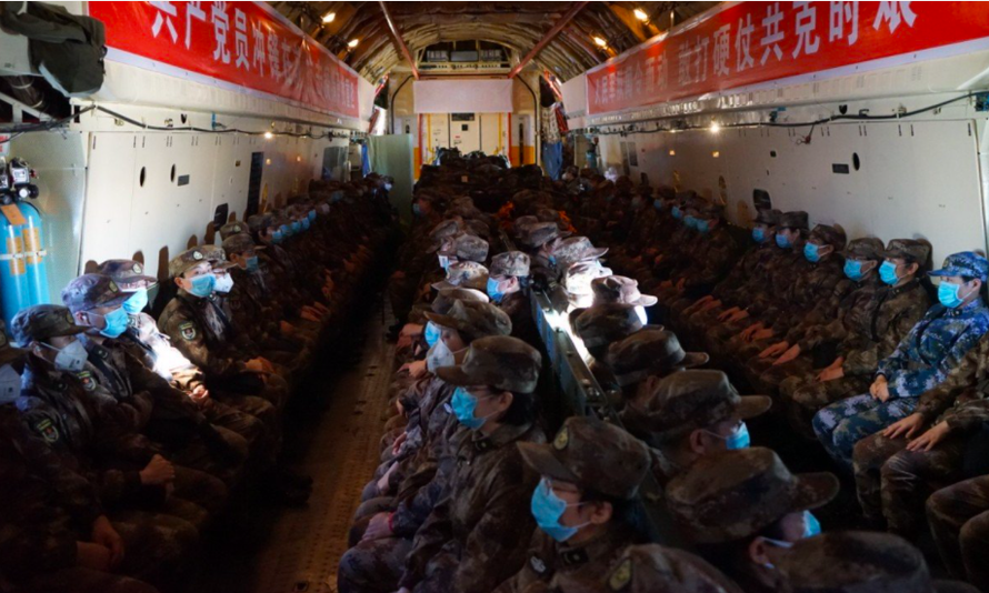 Các y bác sĩ quân đội Trung Quốc trên một chiếc máy bay vận tải quân sự lên đường làm nhiệm vụ cuối tuần qua. (Ảnh: Xinhua)