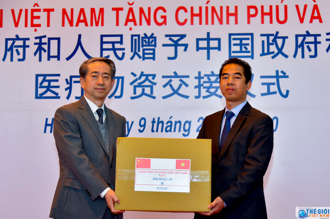 Thứ trưởng Tô Anh Dũng (trái) và Đại sứ Trung Quốc tại Việt Nam Hùng Ba tại lễ trao tặng. (Ảnh: baoquocte)