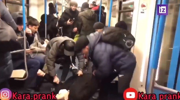Cảnh người đàn ông đột nhiên ngã vật xuống sàn toa tàu điện ngầm. (Ảnh cắt từ clip)