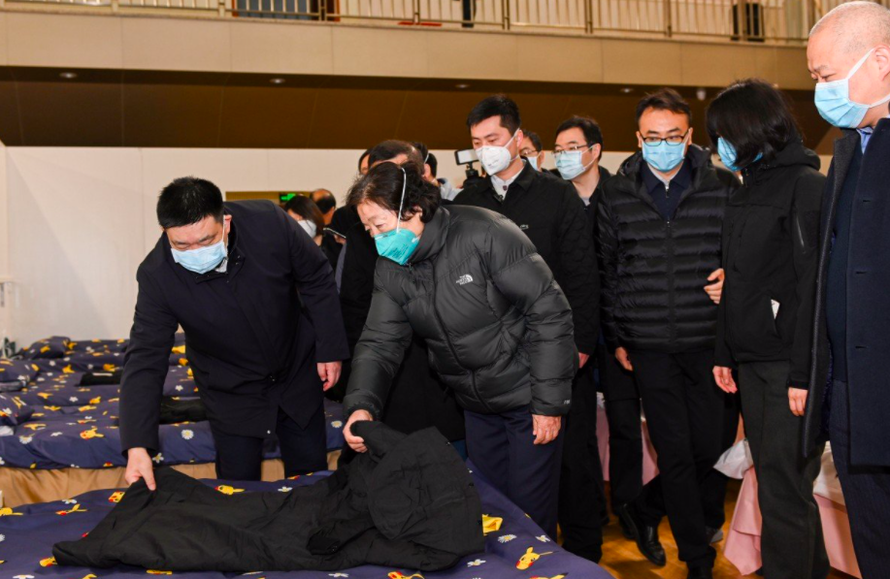 Phó Thủ tướng Trung Quốc Tôn Xuân Lan đến thăm một bệnh viện tạm thời trong nhà thi đấu thể thao ở Vũ Hán. (Ảnh: Xinhua)