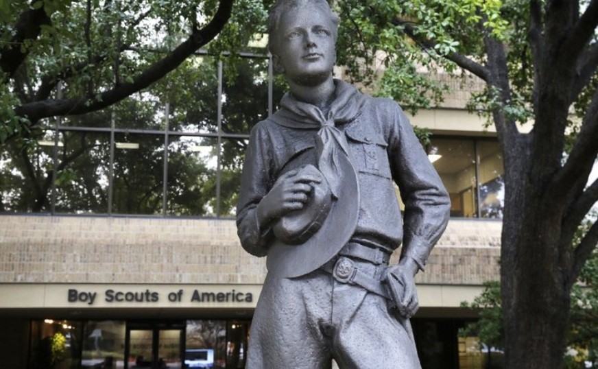 Bức tượng thiếu niên bên ngoài trụ sở của Hội Nam hướng đạo Mỹ tại bang Texas. (Ảnh: AP)