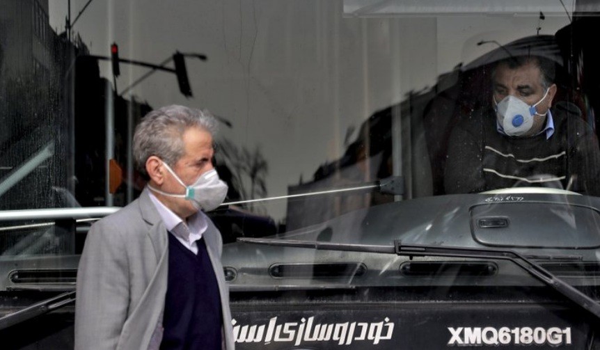 Người dân Iran đeo khẩu trang khi đi xe buýt và trên đường phố hôm 23/2. (Ảnh: AP)