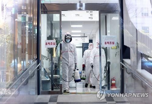Nhân viên y tế khử trùng một bệnh viện ở Busan hôm 24/2. (Ảnh: Yonhap)