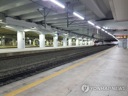 Một nhà ga ở TP Daegu, Hàn Quốc, vắng vẻ khi trở thành tâm dịch Covid-19. (Ảnh: Yonhap)