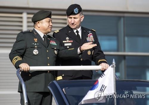 Tướng Park Han-ki nói chuyện với Tư lệnh lực lượng Mỹ tại Hàn Quốc, Tướng Robert Abrams trong một lễ diễu binh ở Seoul ngày 13/11. (Ảnh: Yonhap)