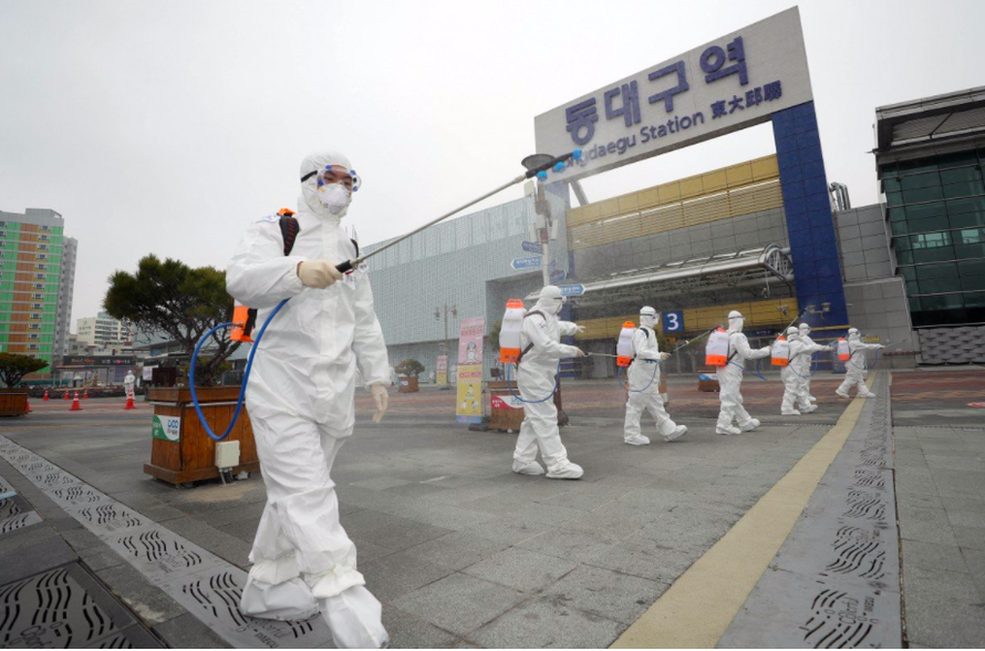 Lực lượng chức năng phun diệt khuẩn tại TP Deagu, Hàn Quốc. (Ảnh: Yonhap)