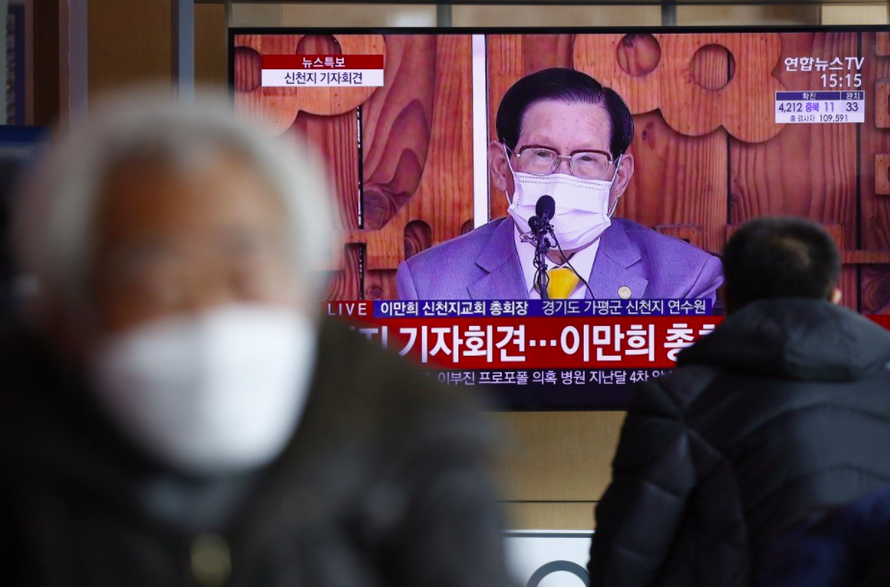 Giáo chủ Lee Man-hee đeo khẩu trang trong buổi xin lỗi được phát trên truyền hình. (Ảnh: EPA-EFE)